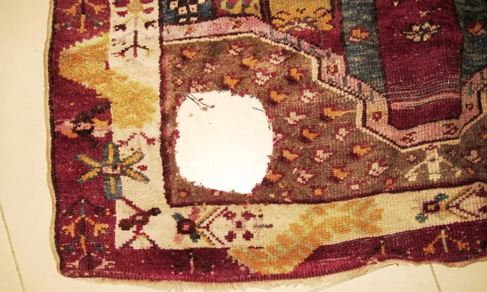 exemple de réparation de tapis - trou - avant