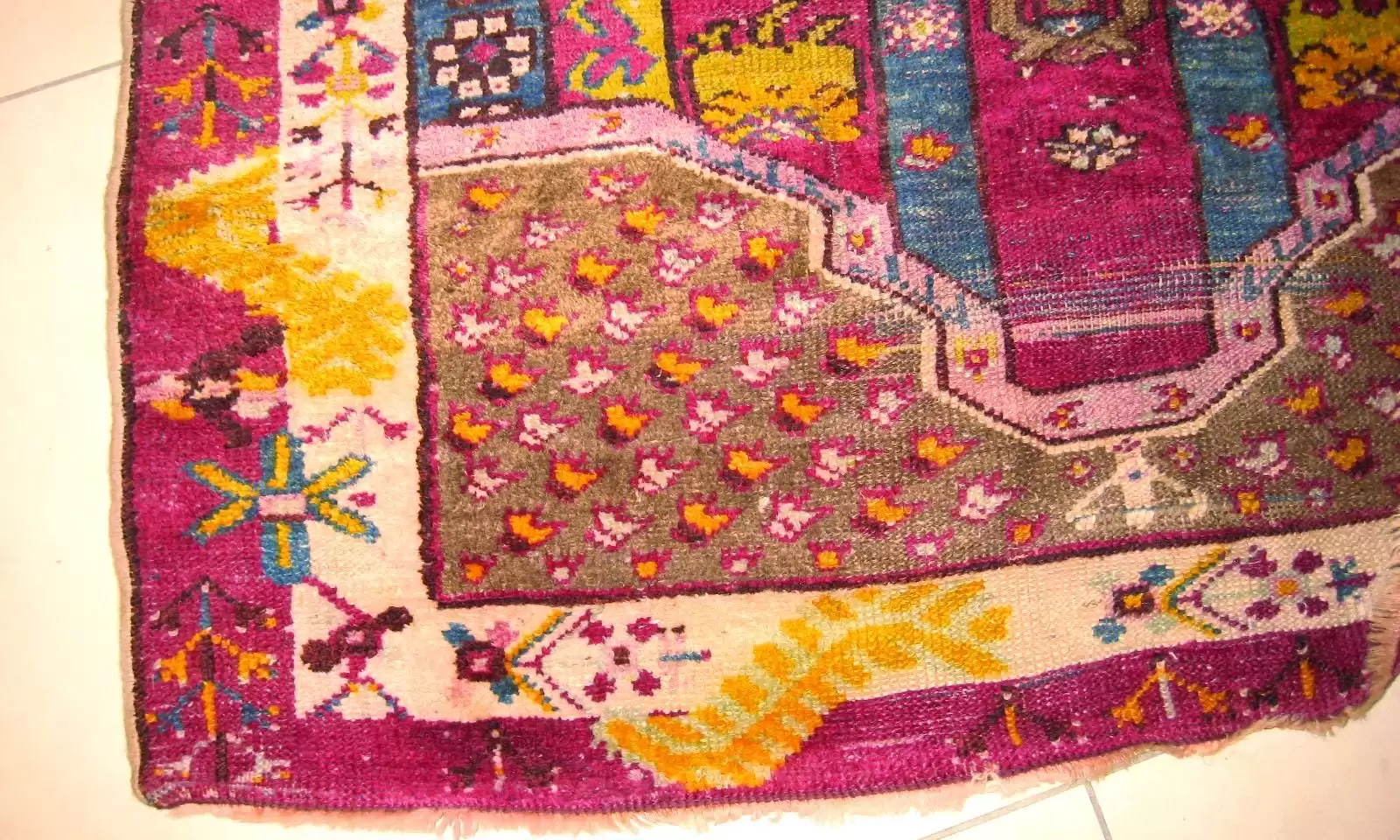 Restauration réussie d'un grand trou sur un tapis turc ancien