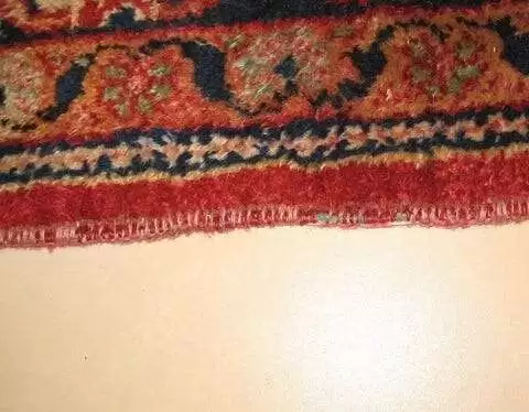 Tapis avec bords endommagés