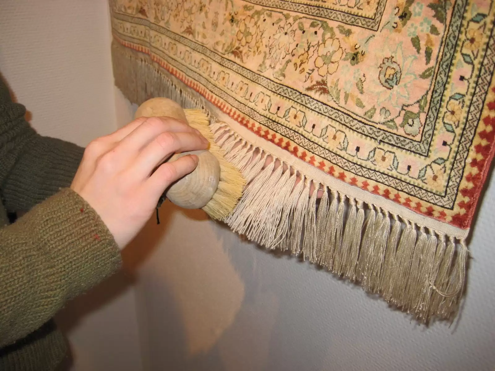 nettoyage tapis à bruxelles en pleine action , nettoyages des franges après lavage de tapis.