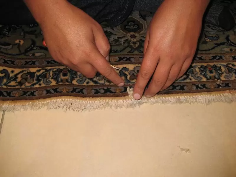  Réparateur de tapis à Bruxelles en pleine action