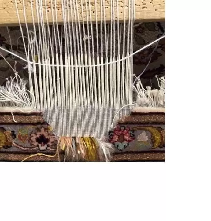  Restauration en cours d'un tapis persan troué