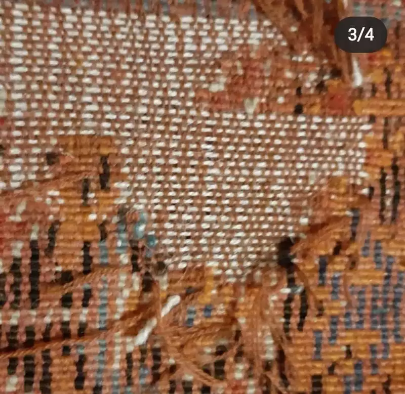 Tapis marocain avant réparation (dégâts de mites)