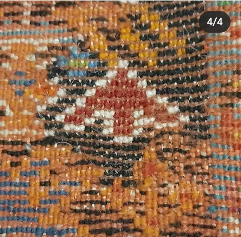 Réparation réussie d'un tapis marocain endommagé par les mites