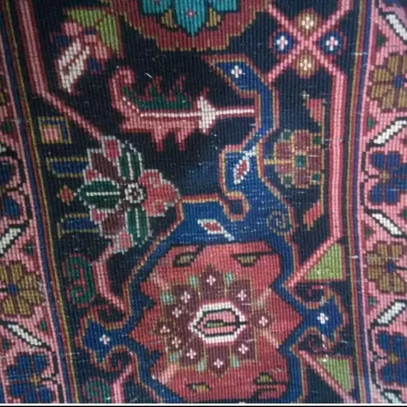 Réparation professionnelle d'un tapis Heriz persan endommagé
