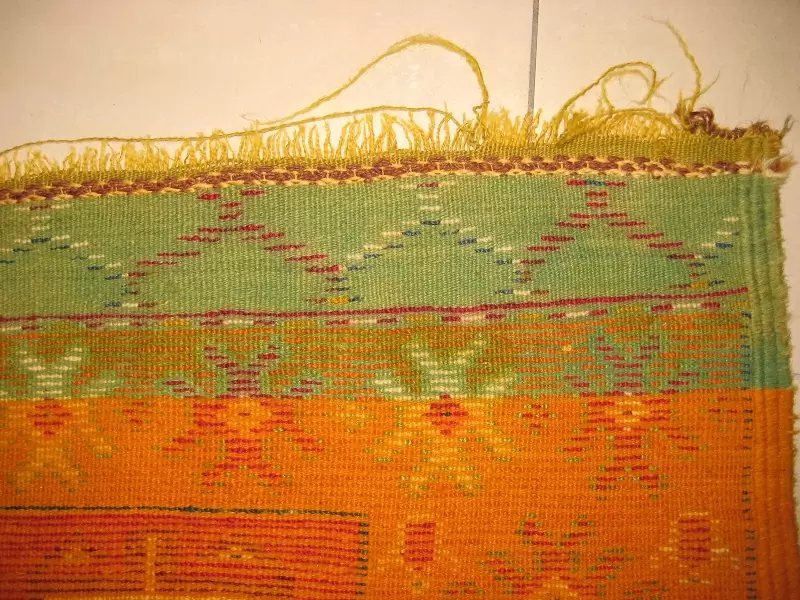 Restauration méticuleuse des franges de tapis ( avant )