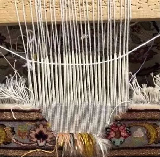 Restauration en cours d’un tapis persan troué