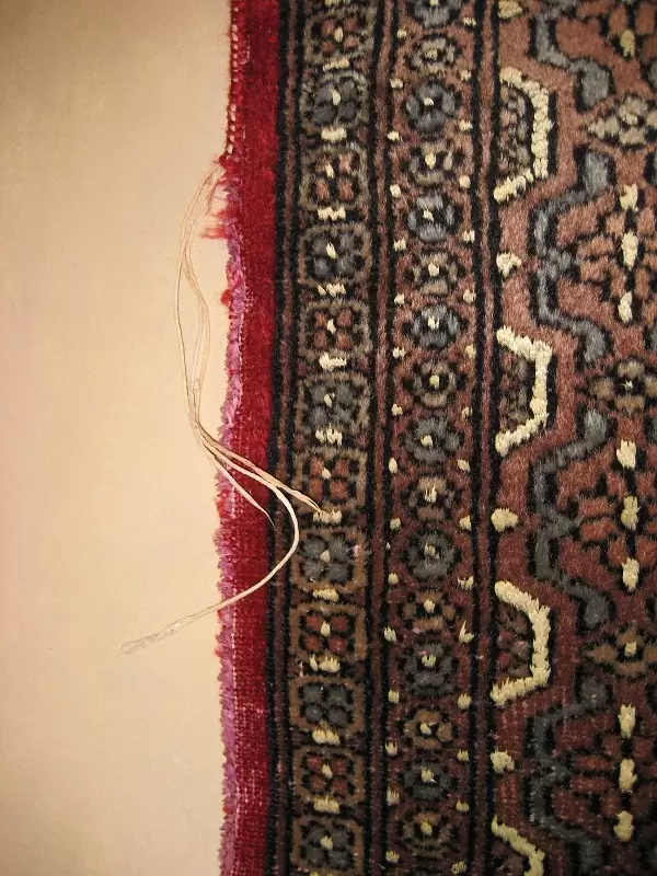 Avant réparation des bords - Tapis pakistanais