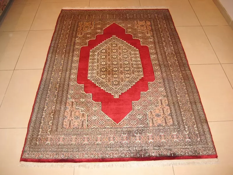 Tapis ancien retrouvé éclatant après notre service de nettoyage