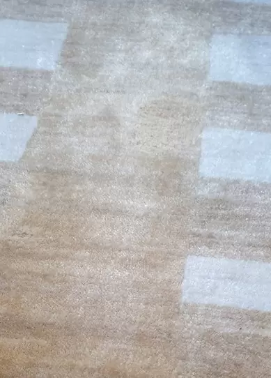 Résultat final de la réparation d'un tapis endommagé par les mites, comme neuf.