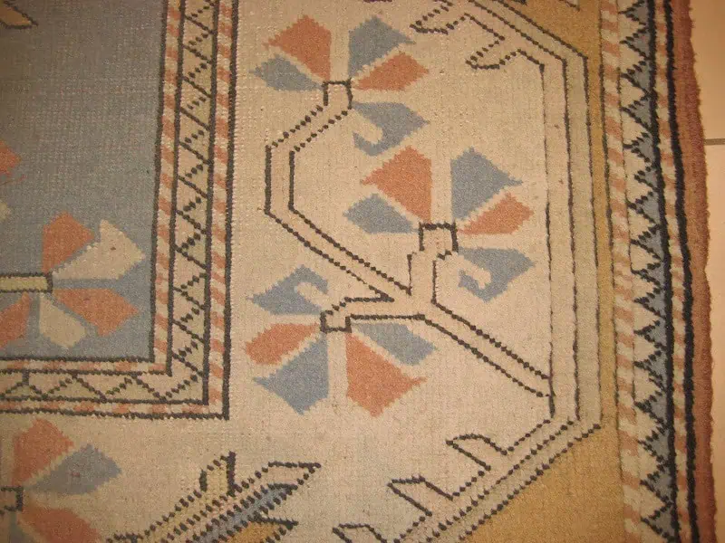 Restauration réussie d'un grand trou sur un tapis turc ancien