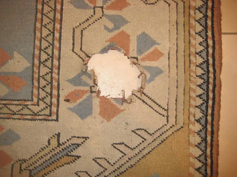 Restauration d'un grand trou sur un tapis turc ancien ( avant )