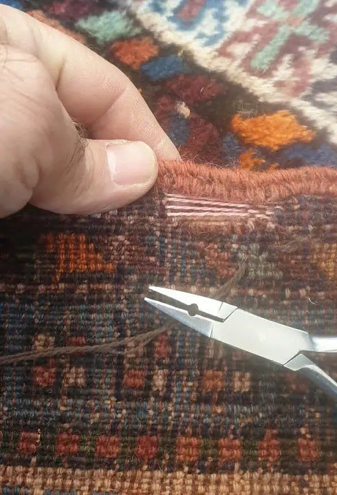 artisan en restauration de tapis à bruxelles en pleine action.