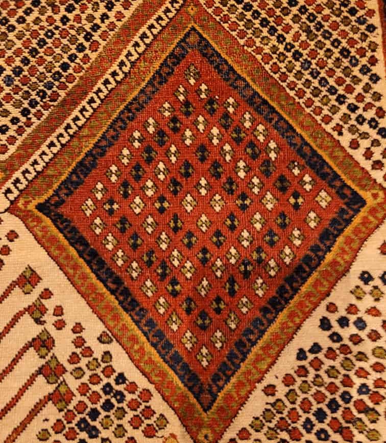 teint tapis , aprés Tapis ancien aux couleurs entièrement restaurées, ayant retrouvé son éclat d'origine