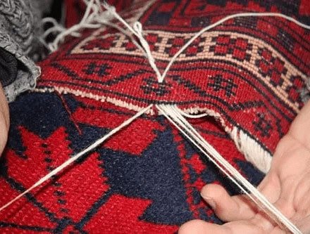 Réparation tapis franges Réparation minutieuse des franges d'un tapis turc par un artisan expert