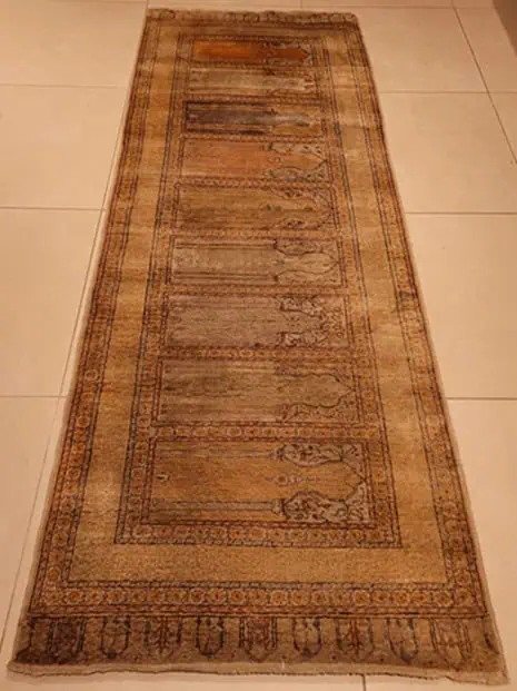 Avant lavage: Tapis turc ancien de Kayseri en soie végétale, couleurs ternes et saleté accumulée.