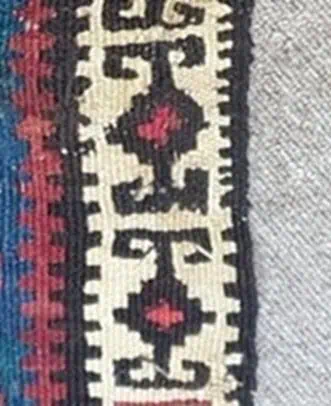 Kilim turc ancien restauré après réparation d'un trou