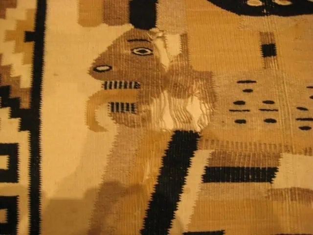 Kilim mexicain avec une zone fortement usée avant réparation.