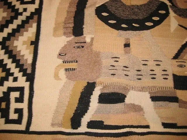 Kilim mexicain restauré, avec la zone auparavant abîmée complètement réparée.