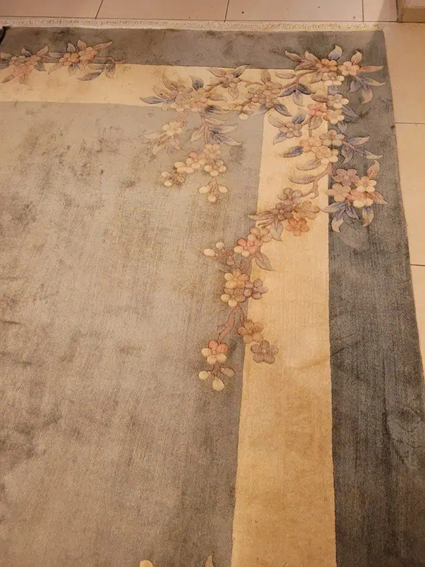 Tapis chinois restauré après réparation de couleur.