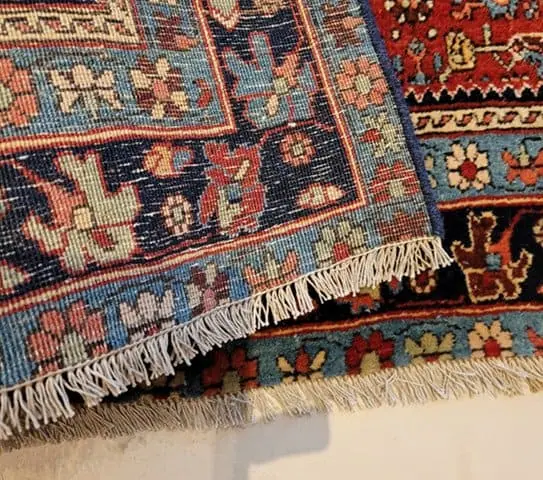 Réparation experte de l'arrêt de franges d'un tapis.