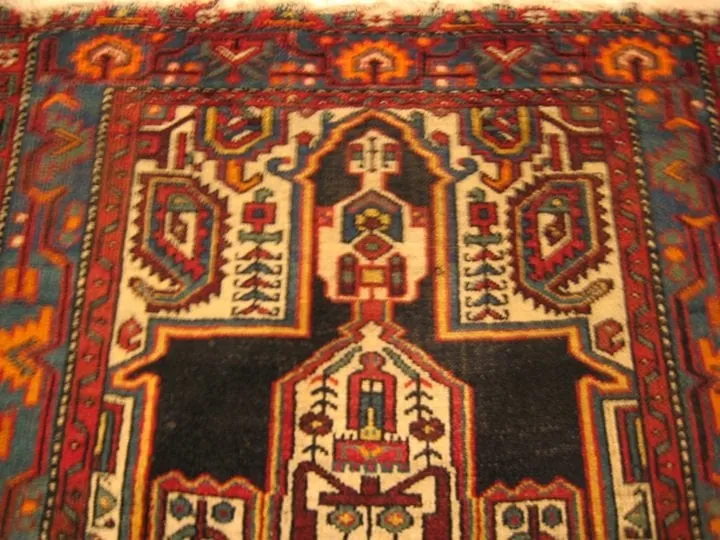 Photo gros plan de la zone du tapis Hamedan (circa 1920) après la restauration des couleurs. La laine et les motifs ont retrouvé leur richesse et leur éclat d'origine.