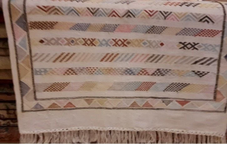 Tapis Kilim restauré : Couleurs éclatantes après correction